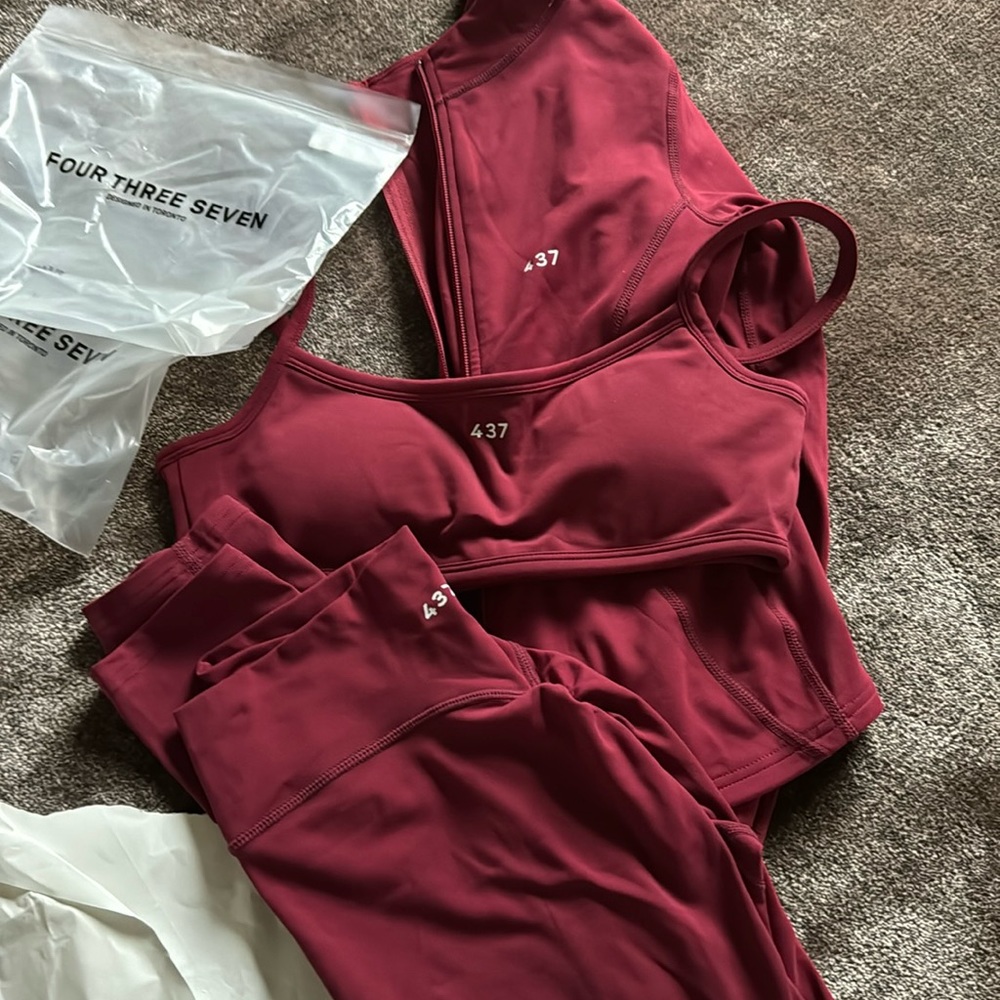 437 Workout set SOLD OUT (bra jacket leggings all included!)